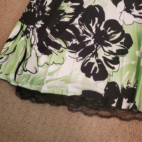 Women's M Green and Black Flower Flowy Dress - Picture 2 of 4